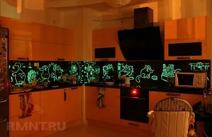 Светят в тъмното боя с ръцете си