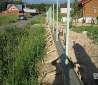 Настройване на фундамент за ограда, случай страната