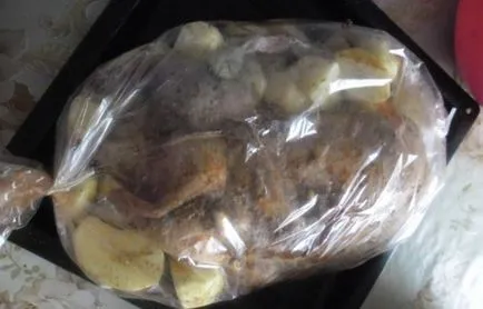 Патица пече в ръкав (ябълки, картофи) рецепти