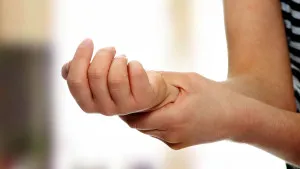 Fájó kar a könyök a csukló okok, eltávolítása a fájdalom (eltávolítás) Fájó kar a könyök a csukló okok, hogyan kell eltávolítani a fájdalmat