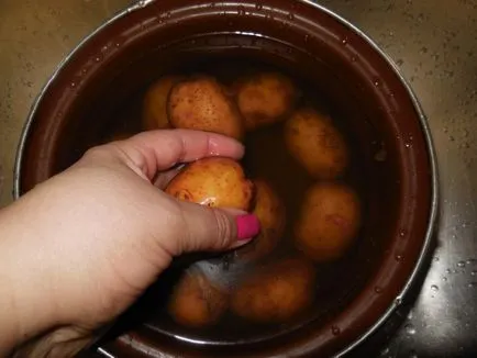 Тестени картофи в техните якета във фурната - като вкусни печени картофи в кожите им в пещ, стъпка по стъпка