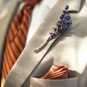 Boutonniere a kezüket rostanyagok és a gyűjtemény inspirációt