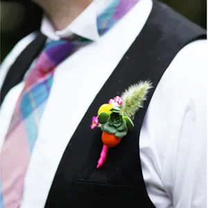 Boutonniere a kezüket rostanyagok és a gyűjtemény inspirációt