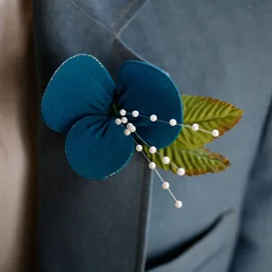 Boutonniere a kezüket rostanyagok és a gyűjtemény inspirációt
