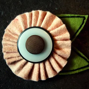 Boutonniere a kezüket rostanyagok és a gyűjtemény inspirációt