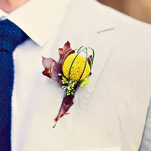Boutonniere a kezüket rostanyagok és a gyűjtemény inspirációt