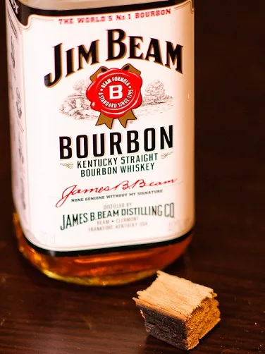 Mi eltér bourbon whiskey - 4 összehasonlítása faktor (Bourbon) Mi eltér bourbon whiskey - 4 összehasonlítás faktor