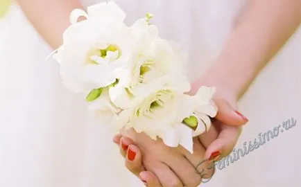 Boutonniere viszont a menyasszony és a koszorúslányok a kezüket (fotó) (barátnők) Boutonniere viszont a menyasszony és a koszorúslányok a kezüket (fotó)