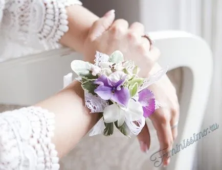 Boutonniere viszont a menyasszony és a koszorúslányok a kezüket (fotó) (kéz) Boutonniere viszont a menyasszony és a koszorúslányok a kezüket (fotó)