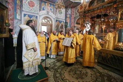 Какво означава това, за разлика от канон и Акатист