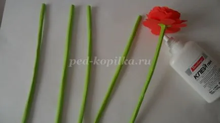 Цветя от хартия към майка подарък със собствените си ръце