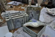 Декупаж картини в стила на Прованс с ръцете си и майсторски клас, кутии и лейки, маса и поднос, салфетки