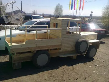 Детска площадка със собствените си ръце, трактори, хеликоптери, оръжия, машина, изработени от дърво