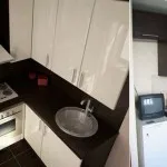 Кухненски дизайн с размери 2 на 2 опитва да се впише най-полезен