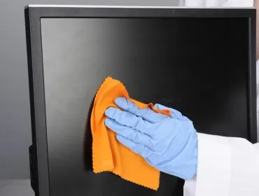 A törölje le a laptop képernyőjén otthon