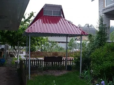 A fedél tető lugas jobb tető arbors gyékényből és hullámkartonból (fedél) A tető borítja pergola jobb pavilon tető nádból és hullámkarton