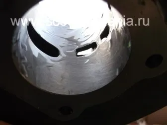 Снимки от инсталацията на буталото за dvuhtakny моторни скутери, мотоциклети и скутери