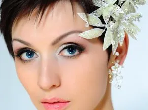 Ръководителят на булката рокля къса коса за сватба