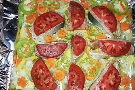 Pink сьомга с картофи, домати, сирене и печен в пещ (печени) Pink сьомга с картофи, домати и сирене, печен в пещ
