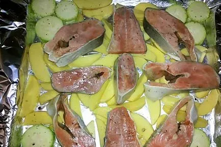Pink сьомга с картофи, домати, сирене и се пече във фурна (пещ) Pink сьомга с картофи, домати и сирене, печен в пещ