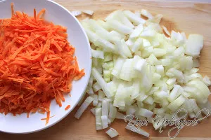 Пиле яхния с сос - лека и вкусна рецепта