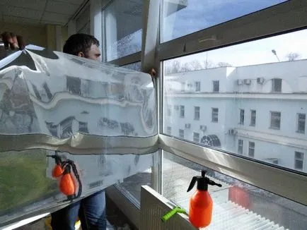 Как да залепите върху филм плажното масло на прозореца