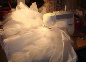 Как да шият един прост натруфен или фусти модел на тюл с ръцете си (снимка) (джинджифилови) Как да шият един прост натруфен или фусти модел на тюл с ръцете си (снимка)