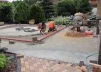 Както е посочено тротуарни плочи с ръцете си
