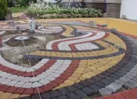Както е посочено тротуарни плочи с ръцете си