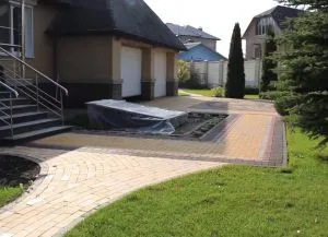 Както е посочено тротуарни плочи с ръцете си