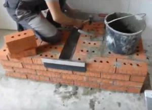 тухли камина с ръцете си
