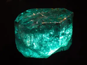 Aquamarine каменни магически свойства и които са подходящи за зодия (снимка) (до) Aquamarine каменни магически свойства и които са подходящи за зодия (снимка)