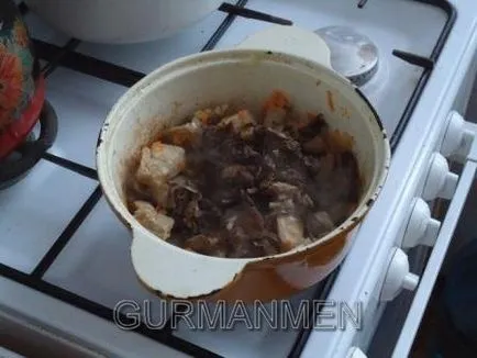 Картофена яхния с месо и гъби при подготовката на мъжете