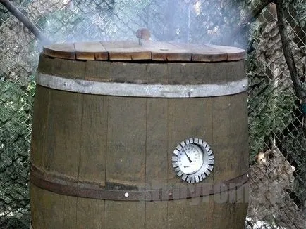 Smokehouse от цевта с ръце (ръцете) Smokehouse от цевта с ръцете си