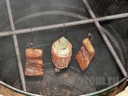 Smokehouse от цевта с ръце (ръцете) Smokehouse от цевта с ръцете си