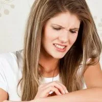 Червени люспести петна по тялото (на тялото) Червени люспести петна по тялото