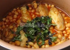 Пиле с боб в multivarka удовлетворяващо и вкусна храна за обяд, се готви в multivarka