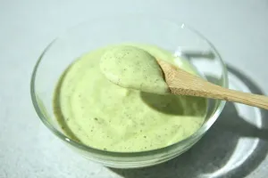 Маски за мазна коса у дома