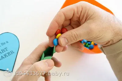 Държа избор на духовни дарове с ръцете си