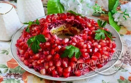 Салата - гранат гривна - Пиле Рецепта с гъби, сирене и сушени сини сливи