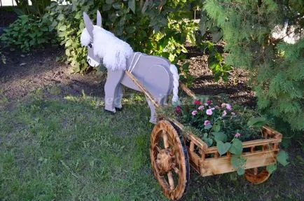 Garden скулптура от дърво с ръце