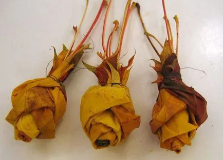 Рози от кленов листа с техните ръце стъпки (рози) Рози от кленов листа с техните ръце стъпки