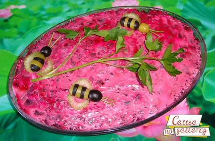 Пилешки салата с мариновани гъби