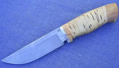 A fa nyéllel a kést a kezével, mint megtermékenyíteni, és kezelni