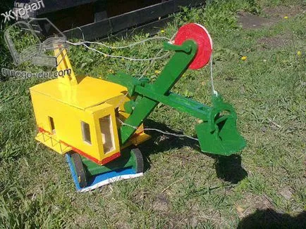 Játszótér saját kezűleg, traktor, helikopter, fegyver, gép fából