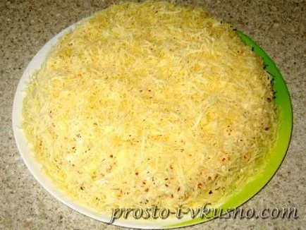Layered салата с мариновани гъби и пилешко