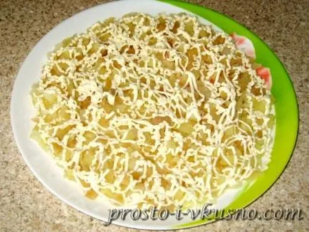 Layered салата с мариновани гъби и пилешко