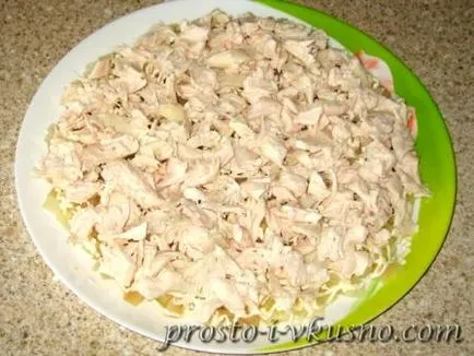 Layered салата с мариновани гъби и пилешко