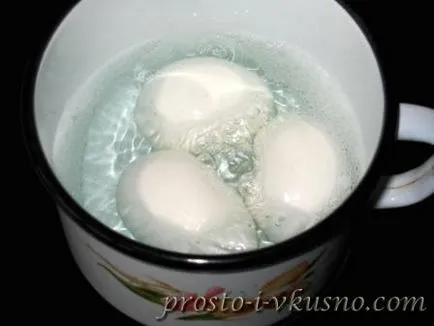 Layered салата с мариновани гъби и пилешко