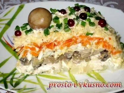 Layered салата с мариновани гъби и пилешко